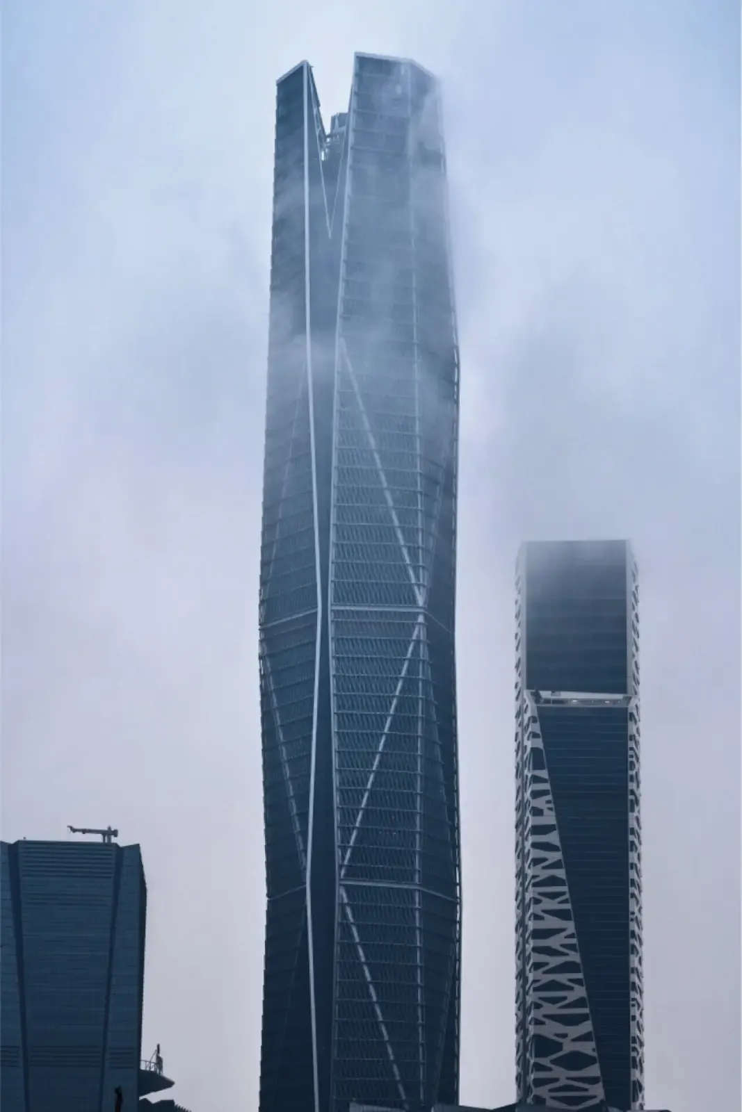 Gratte-ciel de verre modernes s'élevant à travers une brume basse dans un quartier financier